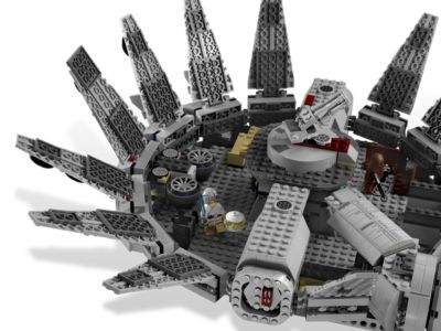 7965 LEGO Star Wars Millennium Falcon 2011 (RETIRED)